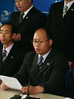 기자회견문을 읽고 있는 정창윤 민주노동당 울산시지부장. 